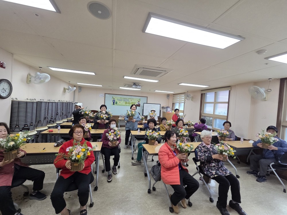 2025년 노인맞춤돌봄서비스  사회관계향상프로그램  '나의 인생길, 빛나는 꽃길' 실시