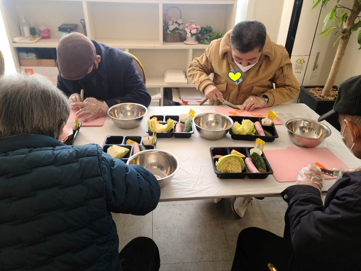[노인맞춤돌봄 특화서비스] 어르신 대상 '푸드아트테라피' 진행